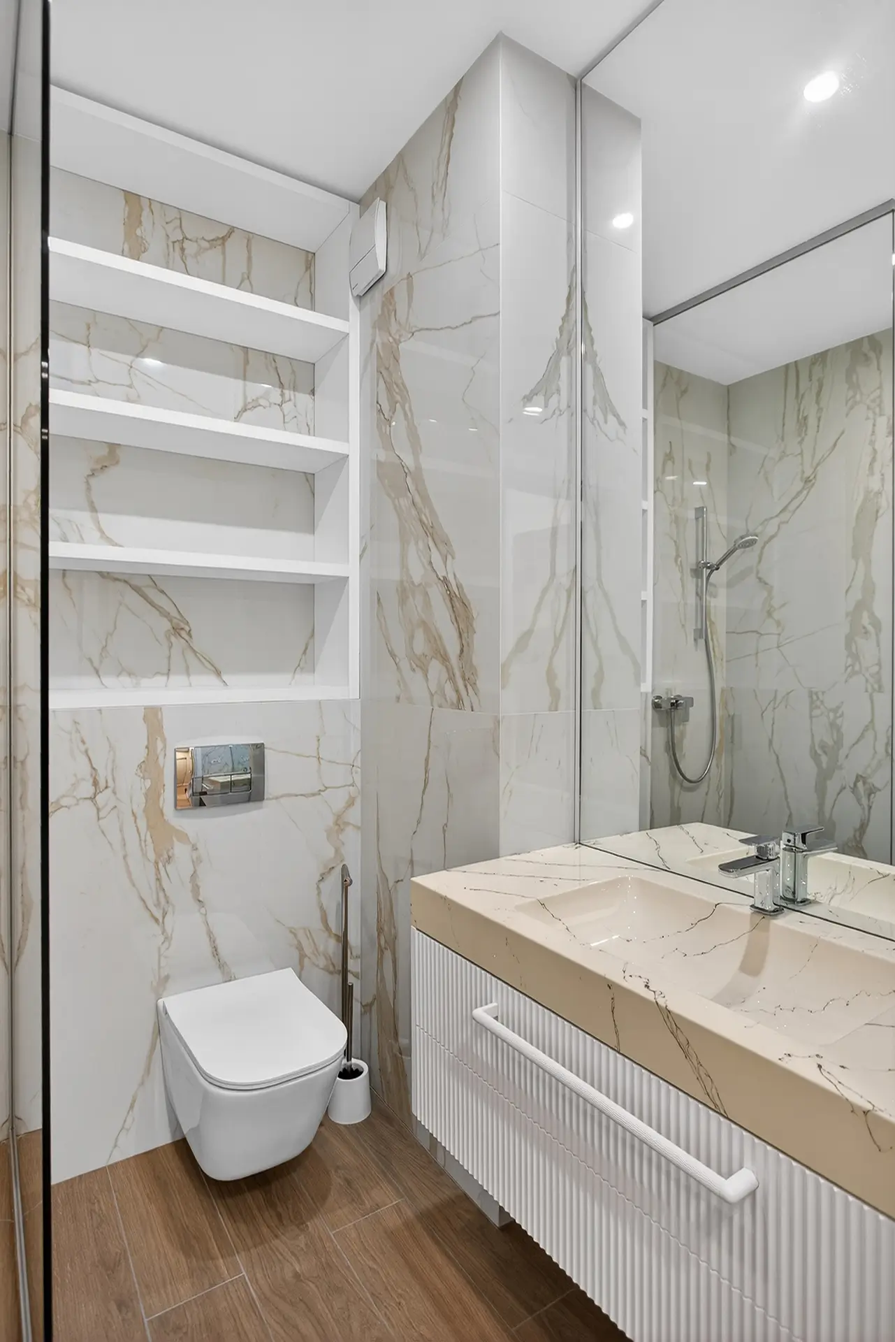 Interior Bravy Apartments — Amenajare propusă pentru conturarea unui spațiu echilibrat, unde funcționalitatea și estetica se completează natural, sugerând un stil de viață coerent și bine definit.