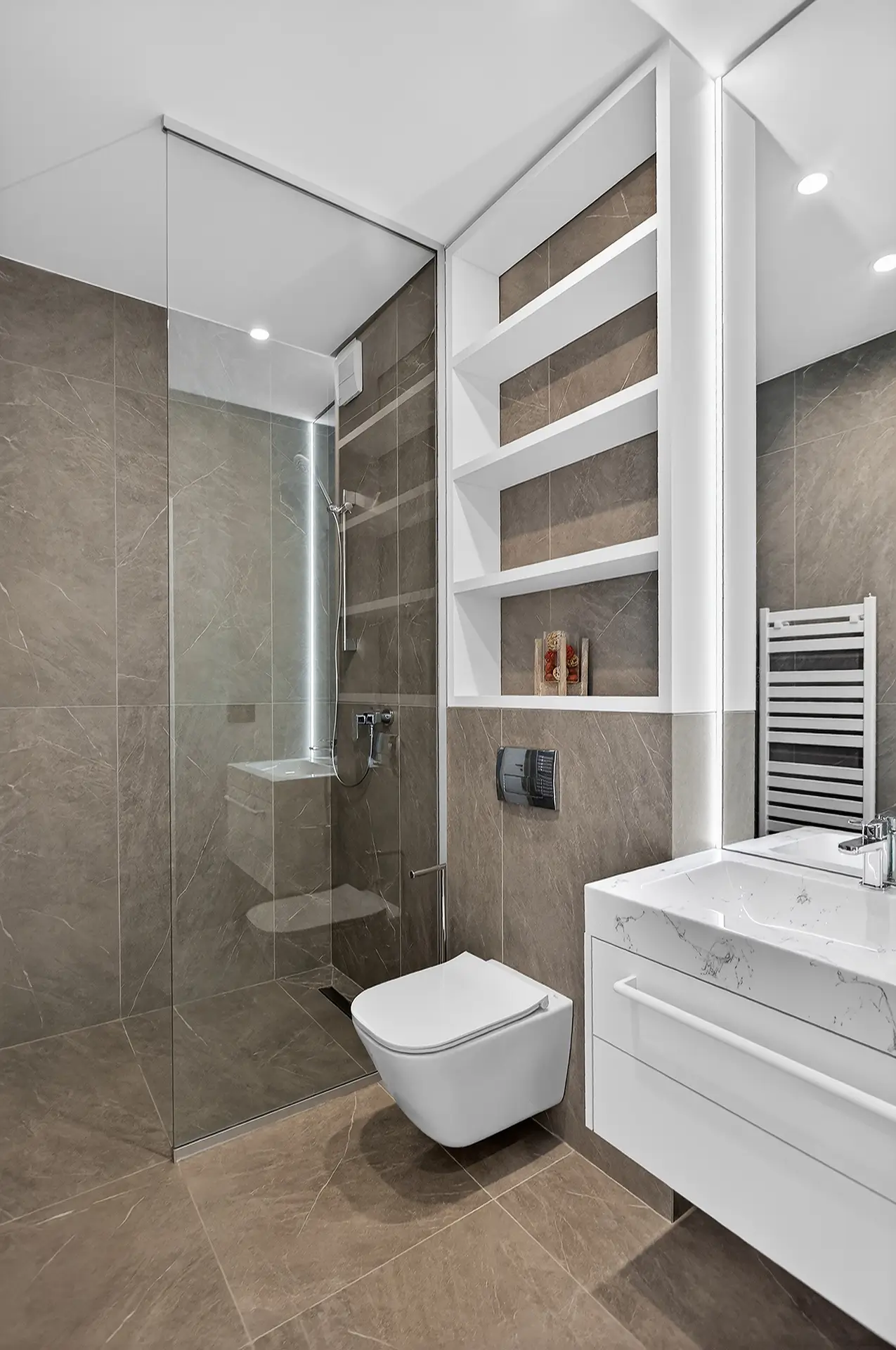 Interior Bravy Apartments — Amenajare propusă pentru conturarea unui spațiu echilibrat, unde funcționalitatea și estetica se completează natural, sugerând un stil de viață coerent și bine definit.