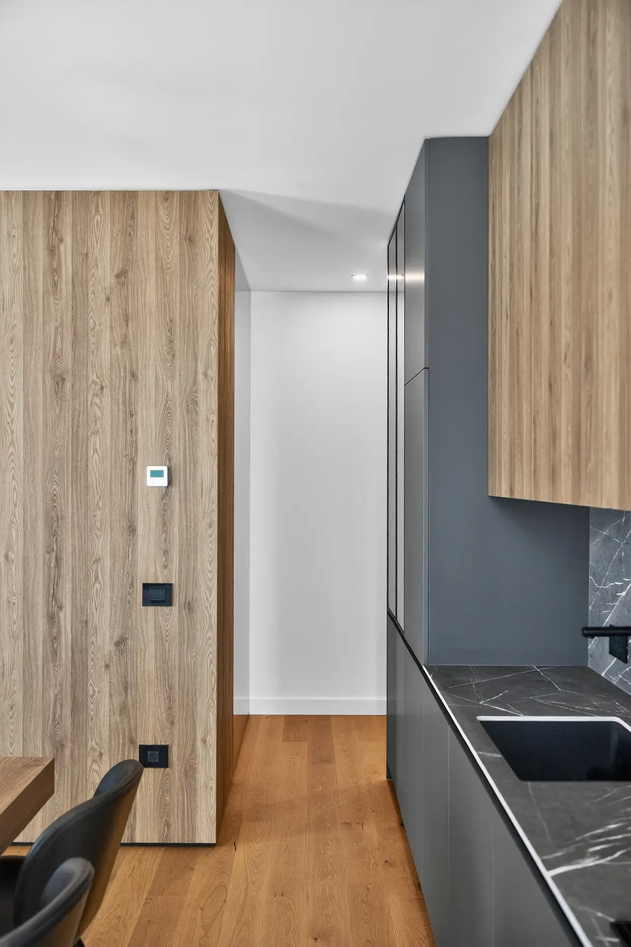 Interior Bravy Apartments — Amenajare propusă pentru conturarea unui spațiu echilibrat, unde funcționalitatea și estetica se completează natural, sugerând un stil de viață coerent și bine definit.