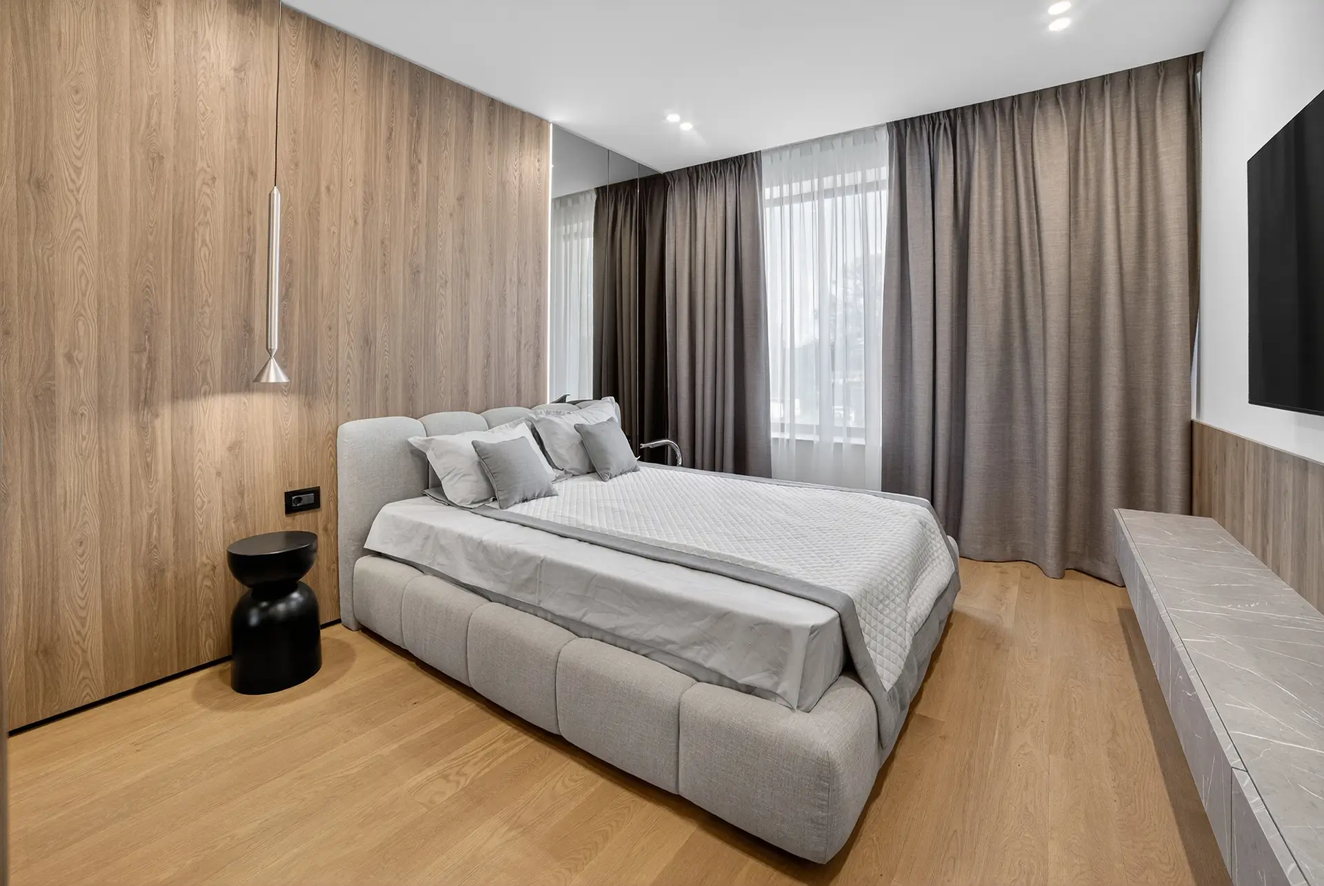 Interior Bravy Apartments — Amenajare propusă pentru conturarea unui spațiu echilibrat, unde funcționalitatea și estetica se completează natural, sugerând un stil de viață coerent și bine definit.