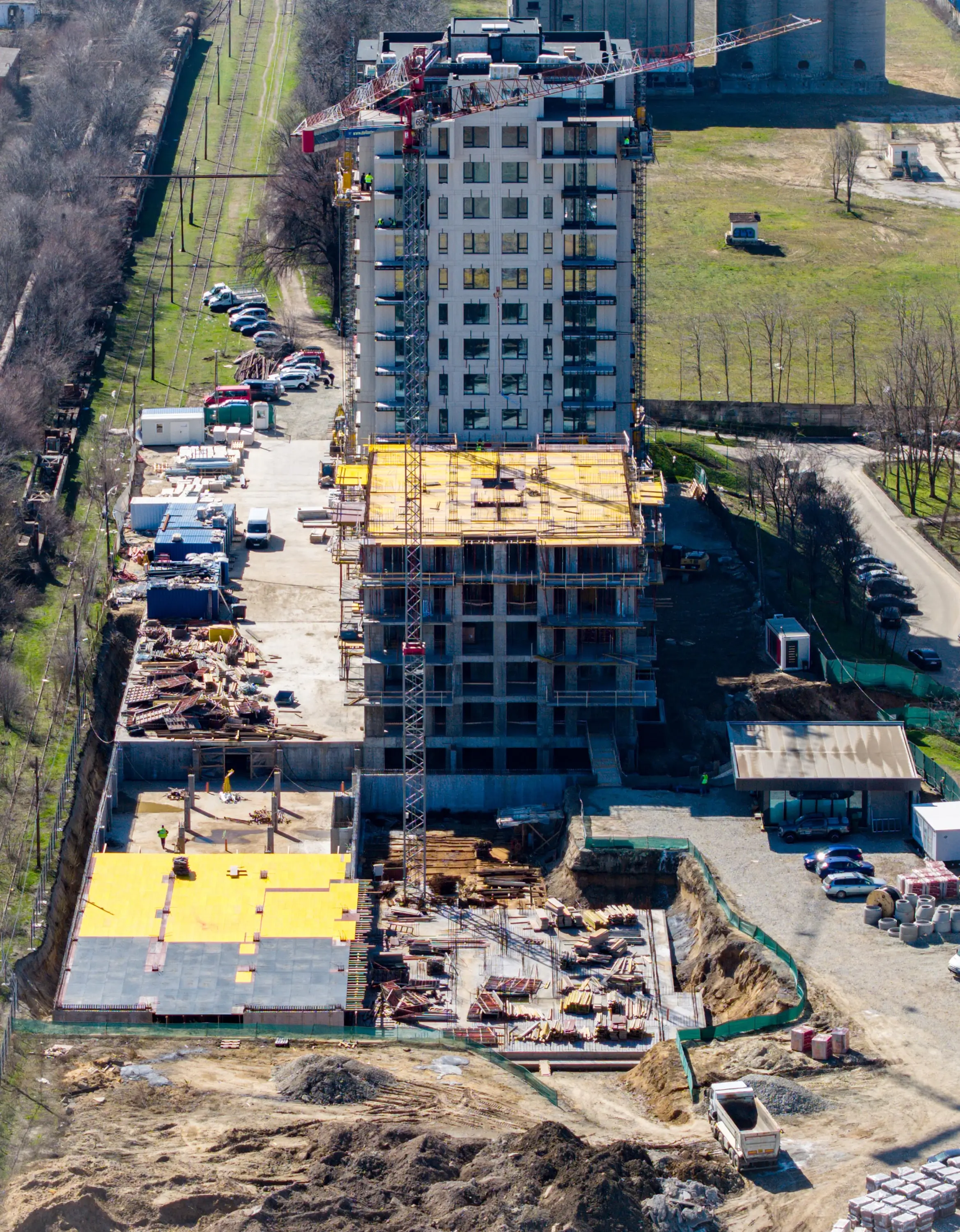 Șantier Bravy Apartments - Clădirea A este în faza de fațadă și finisaje, B în structură avansată, iar C în execuția fundațiilor.