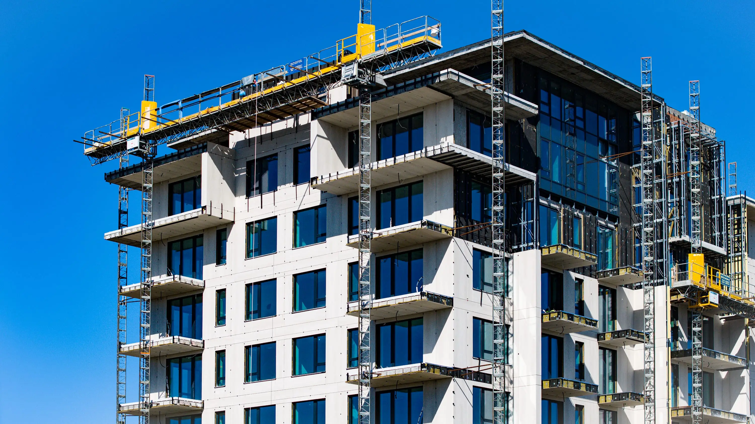 Șantier Bravy Apartments Clădirea A - Lucrările se concentrează pe detaliile fațadei ventilate, în special în zona balcoanelor și a colțurilor vitrate.