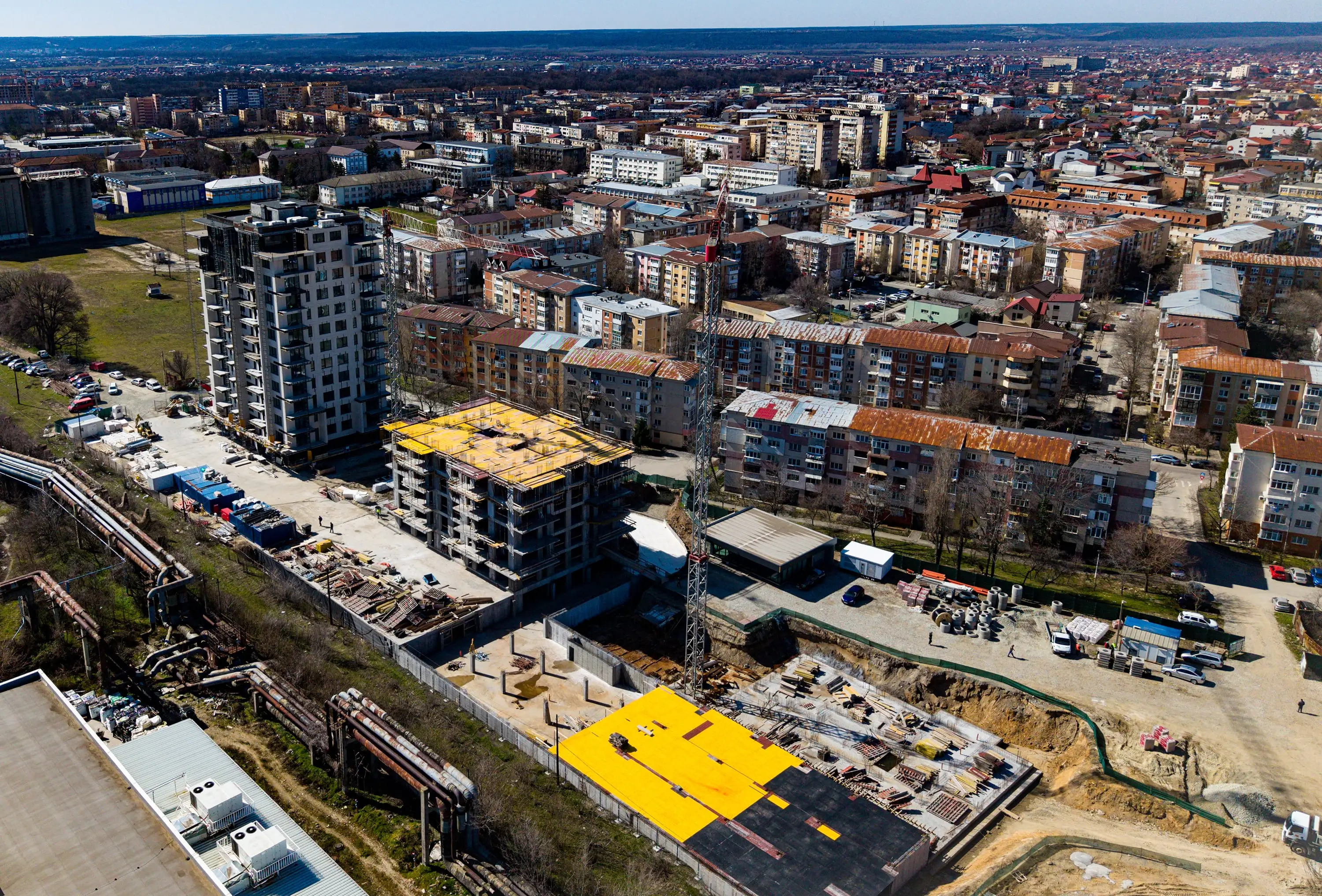 Șantier Bravy Apartments - Proiectul avansează etapizat: A aproape finalizată exterior, B în structură, C în faza de infrastructură și fundații.