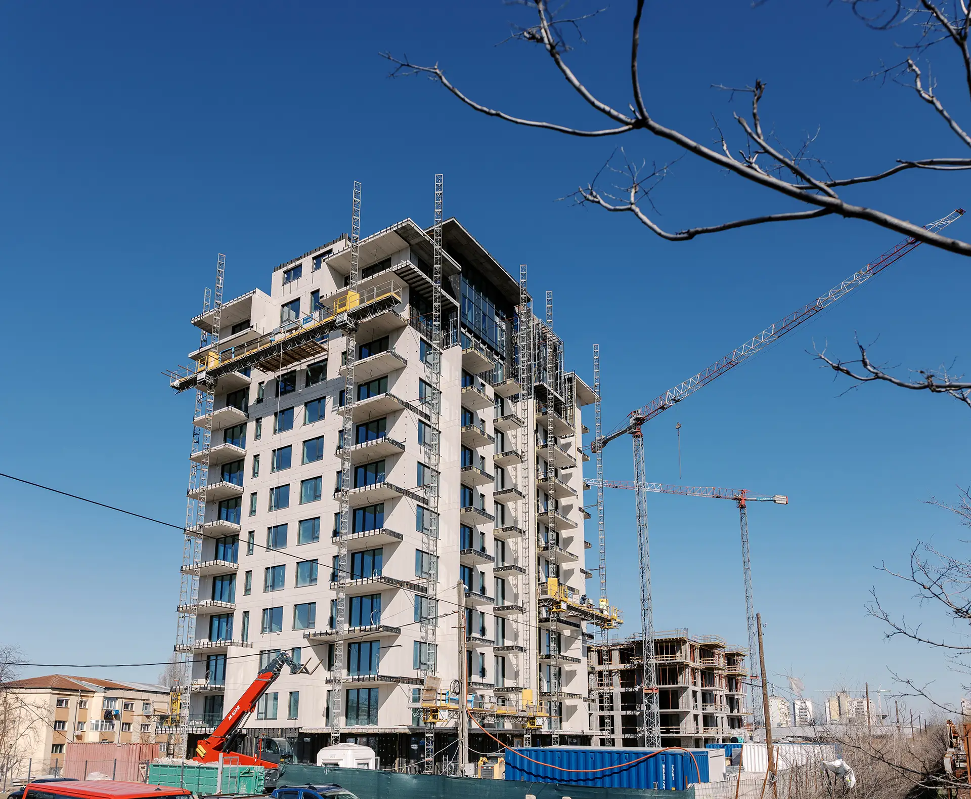 Șantier Bravy Apartments Clădirea A - Fațada ventilată a clădirii A prinde contur pe întreaga suprafață a imobilului, definind deja volumetria și caracterul arhitectural al proiectului.