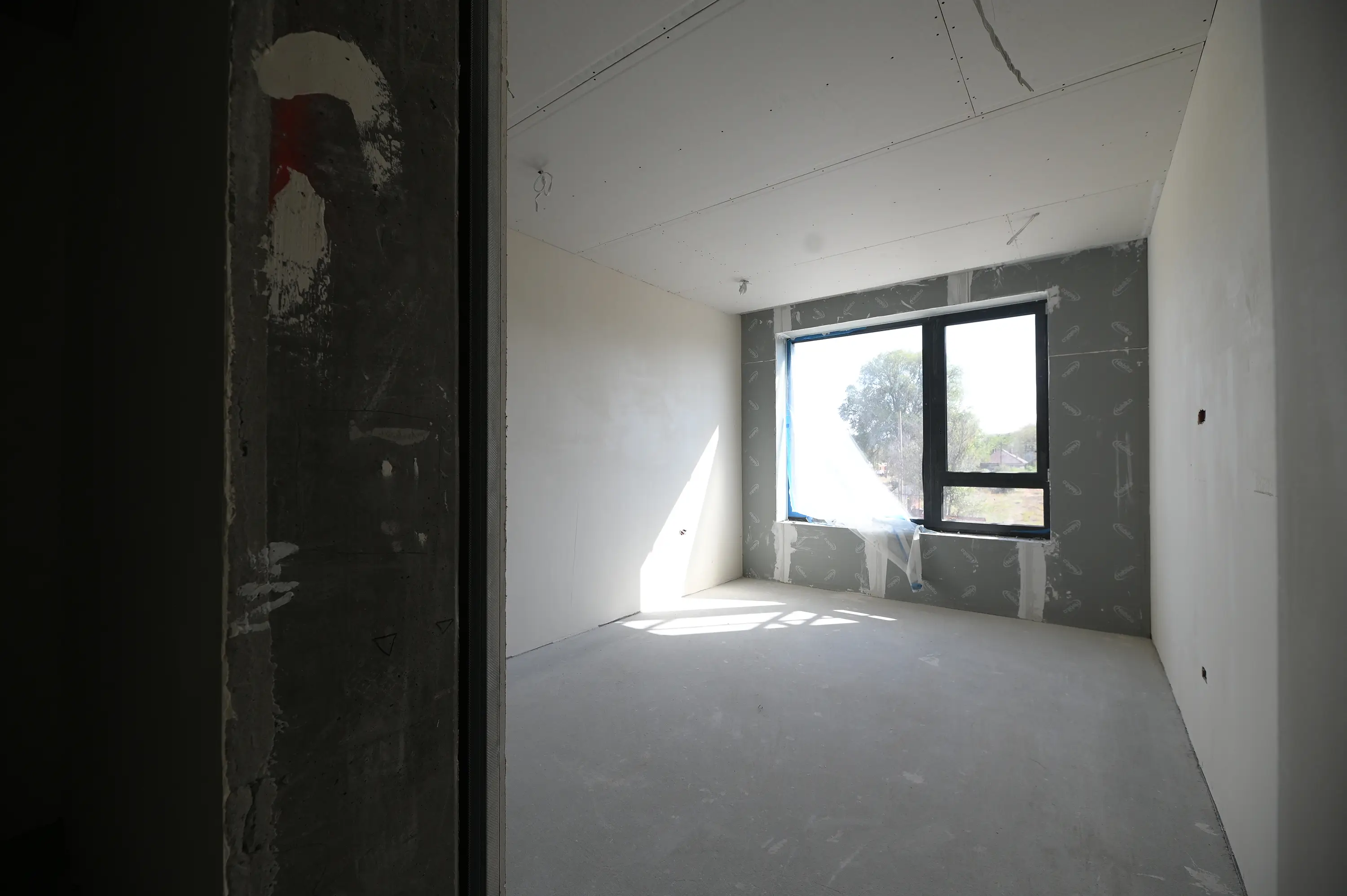 Șantier Bravy Apartments Clădirea A - Tencuieli mecanizate aplicate și gips-carton montat, cu instalațiile deja poziționate