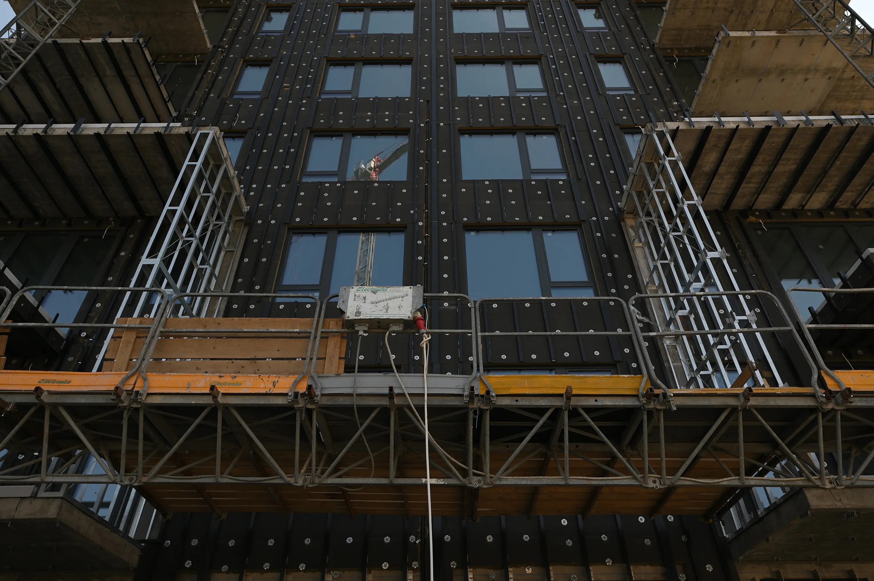 Șantier Bravy Apartments Clădirea A - Montare structură suport fațadă ventilată și fixare completă a izolației exterioare