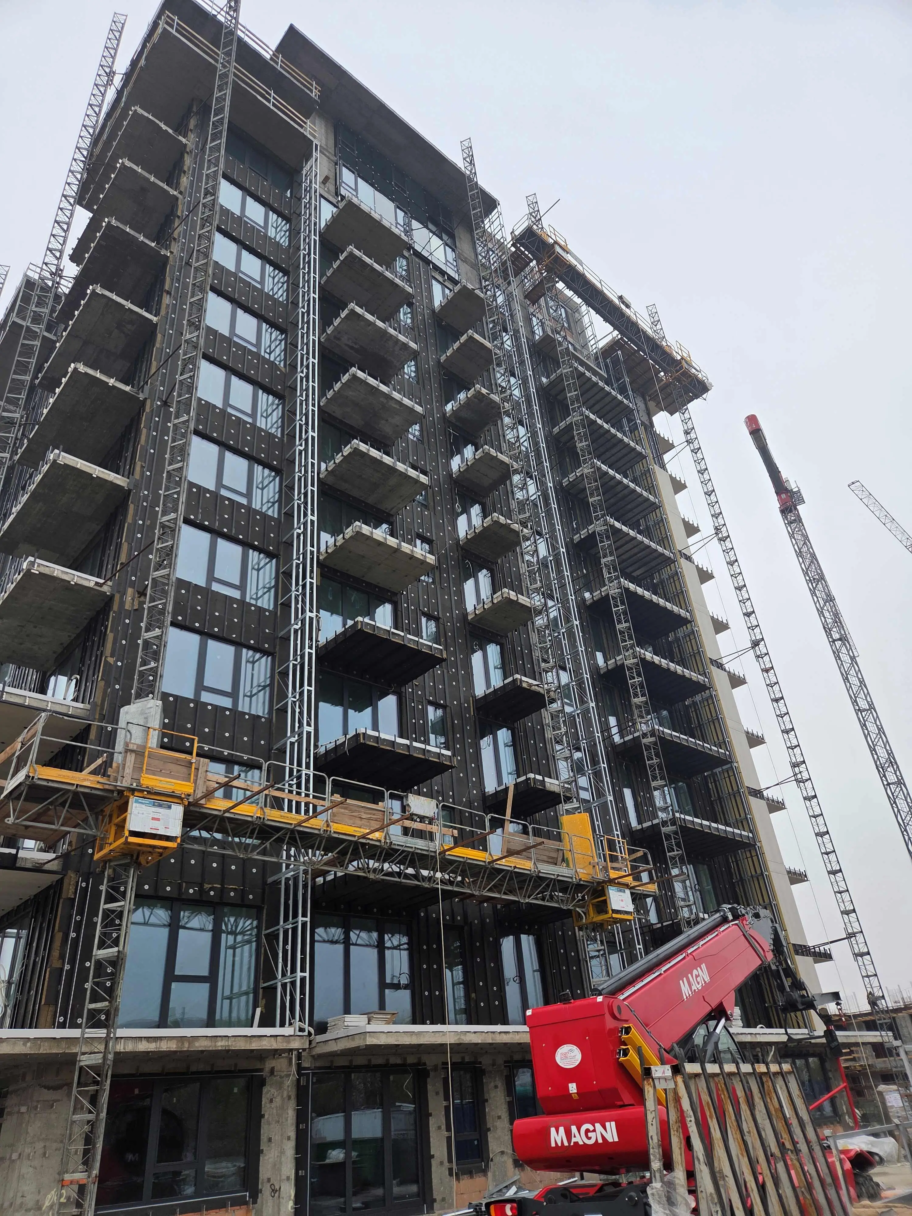 Șantier Bravy Apartments Clădirea A - Montare structură suport fațadă ventilată și izolație pe toate nivelurile