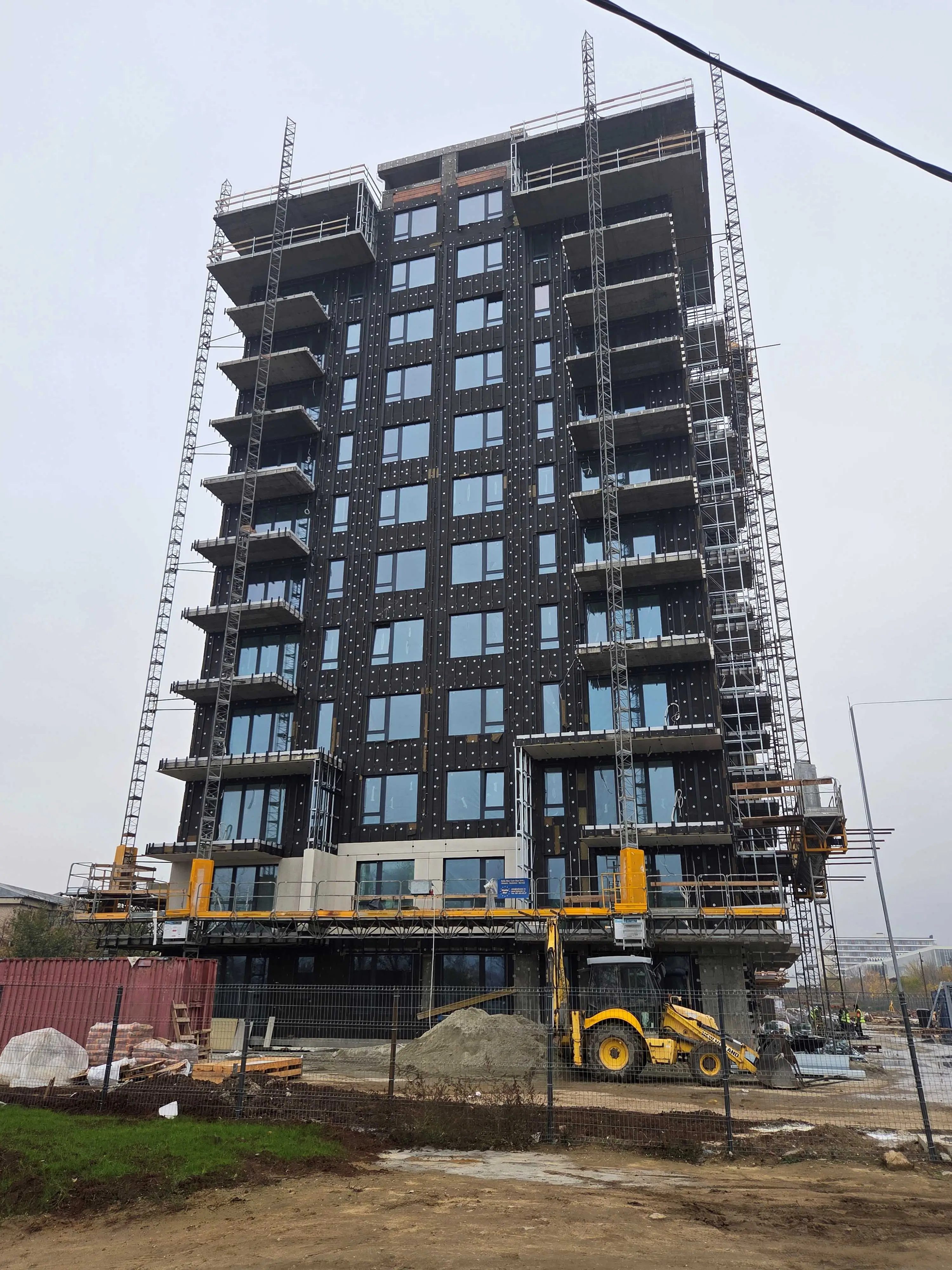 Șantier Bravy Apartments Clădirea A - Montare structură suport și izolație pentru fațada ventilată, pe toate nivelurile