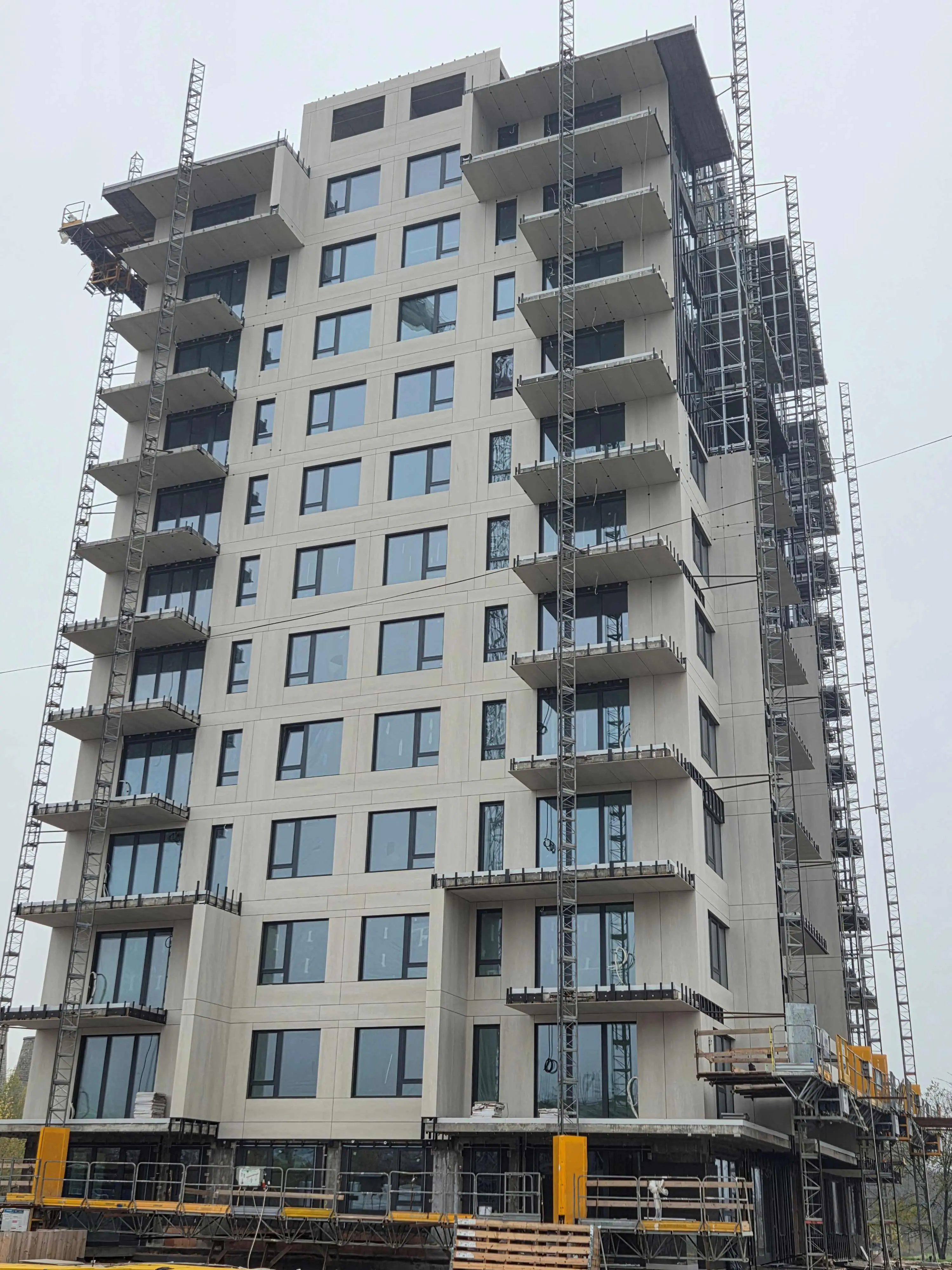 Șantier Bravy Apartments Clădirea A - Montare panouri fațadă ventilată pe zone extinse și avans la nivelurile superioare