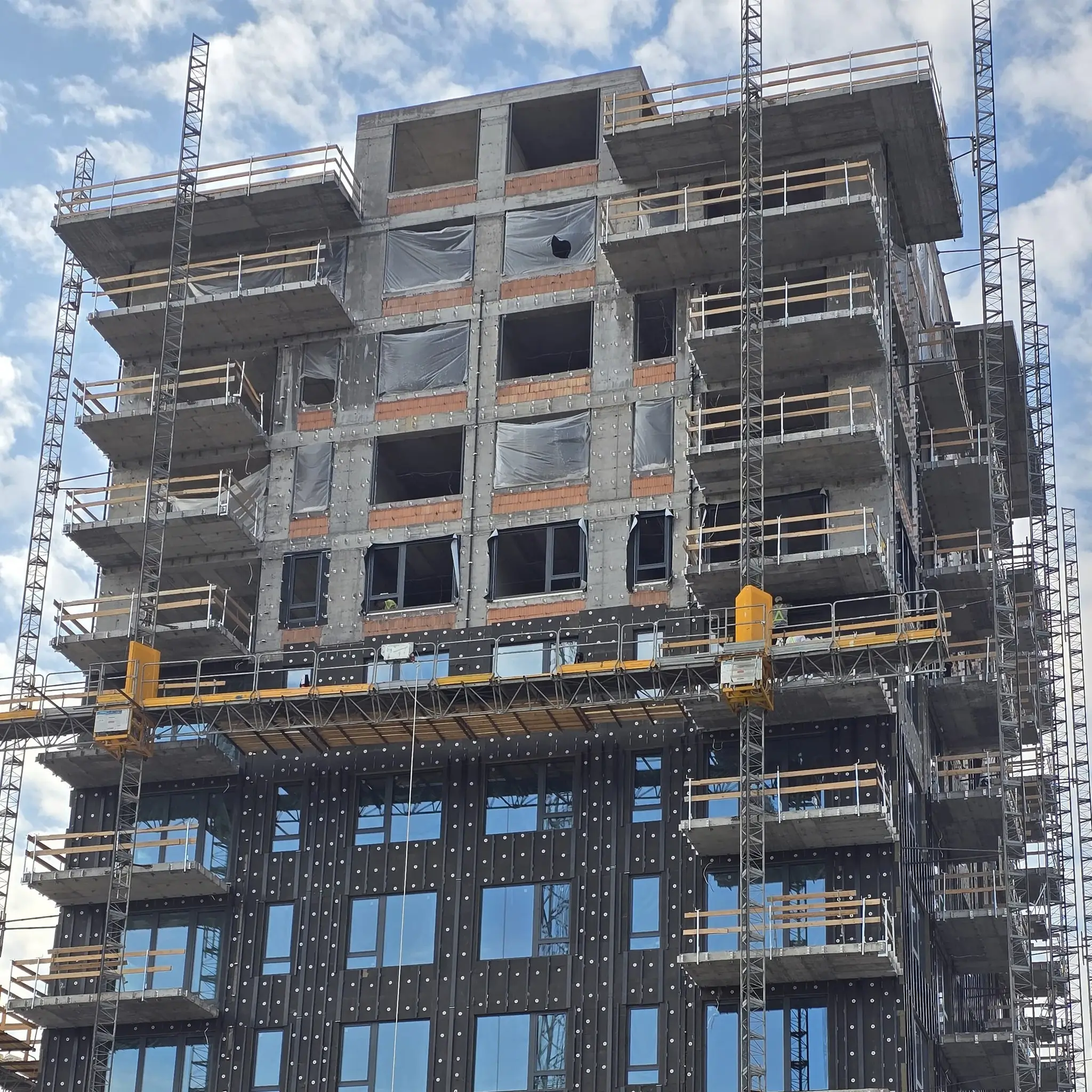 Șantier Bravy Apartments Clădirea A - Montare tâmplărie pe nivelurile superioare și instalare izolație pentru fațada ventilată