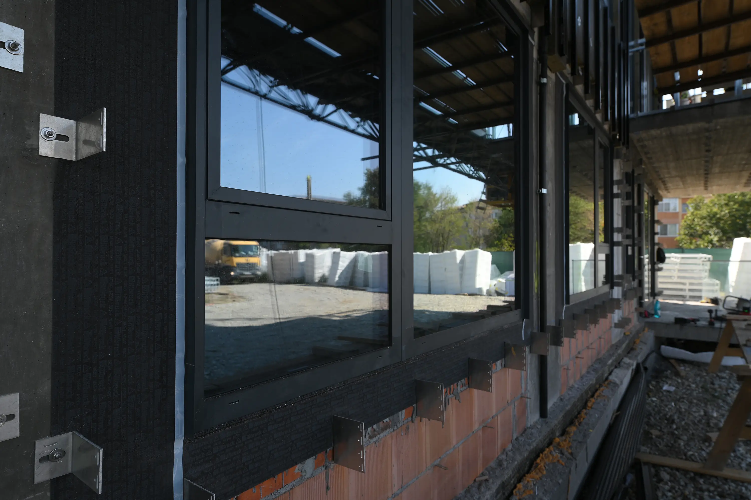 Șantier Bravy Apartments Clădirea A - Tâmplărie QFORT montată și pregătirea sistemului suport al fațadei ventilate