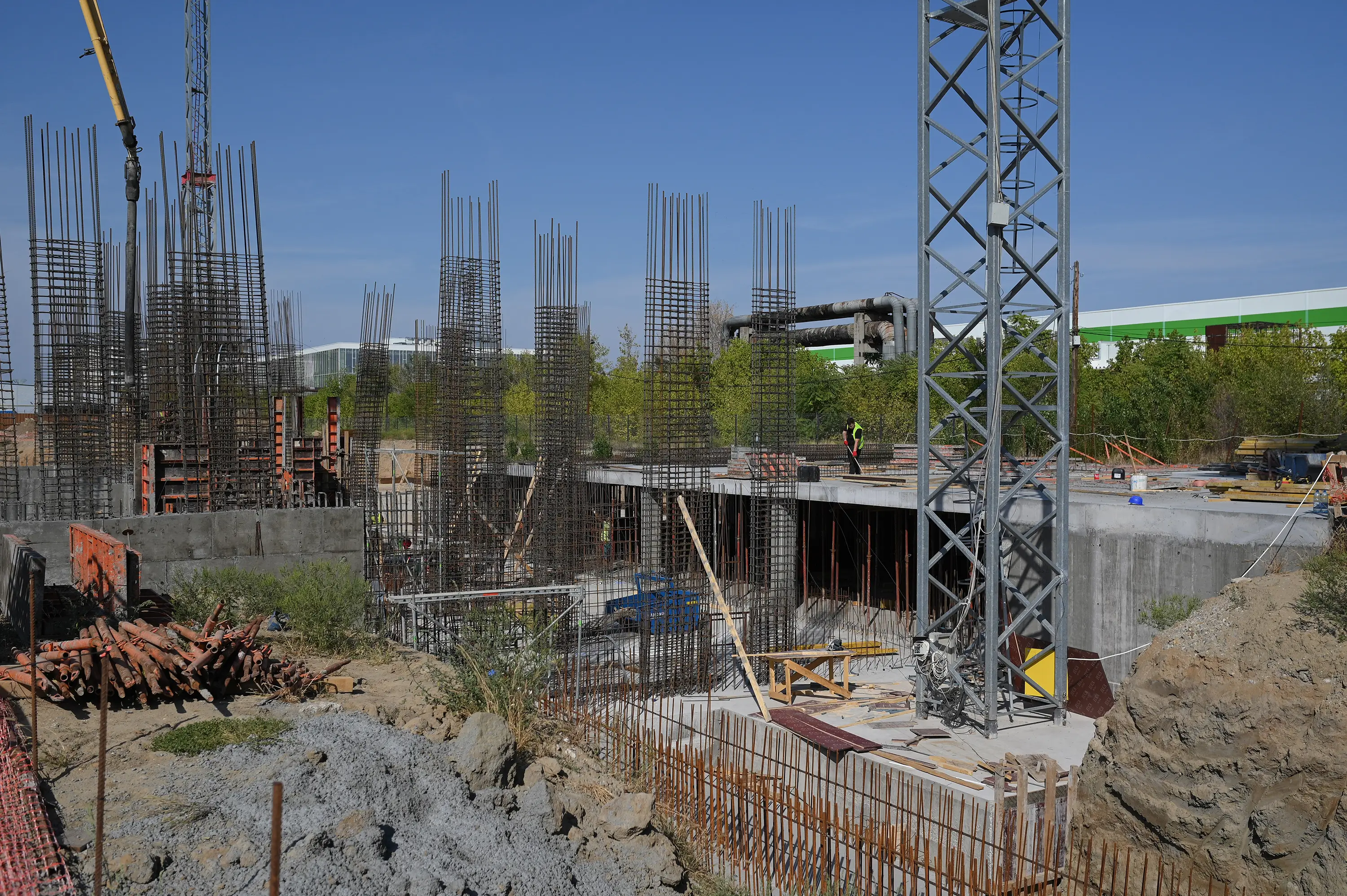 Șantier Bravy Apartments Clădirea B - Montaj armături verticale și cofrare pentru elementele structurale principale