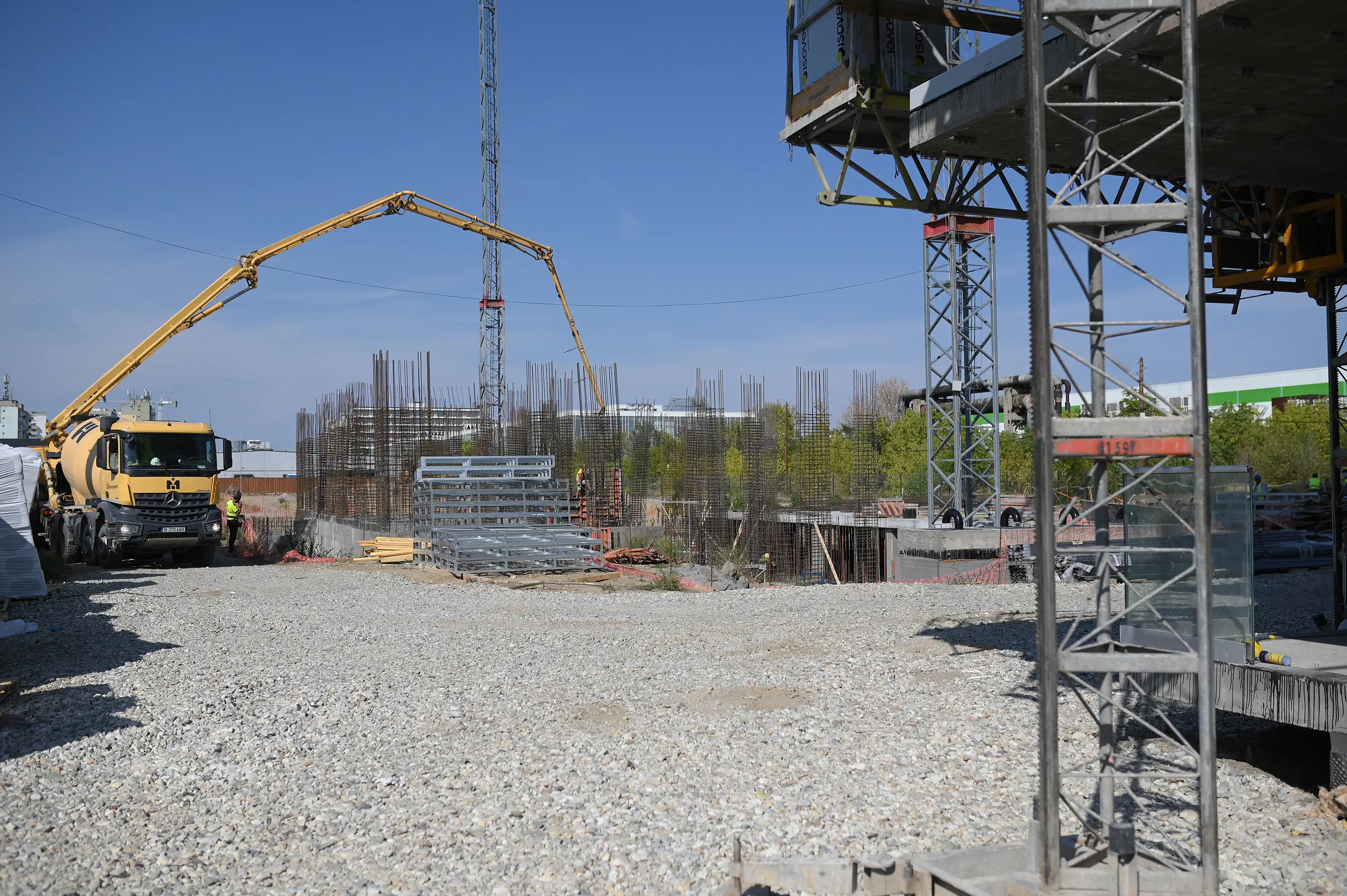 Șantier Bravy Apartments Clădirea B - Turnare beton și armare continuă a stâlpilor și pereților structurali