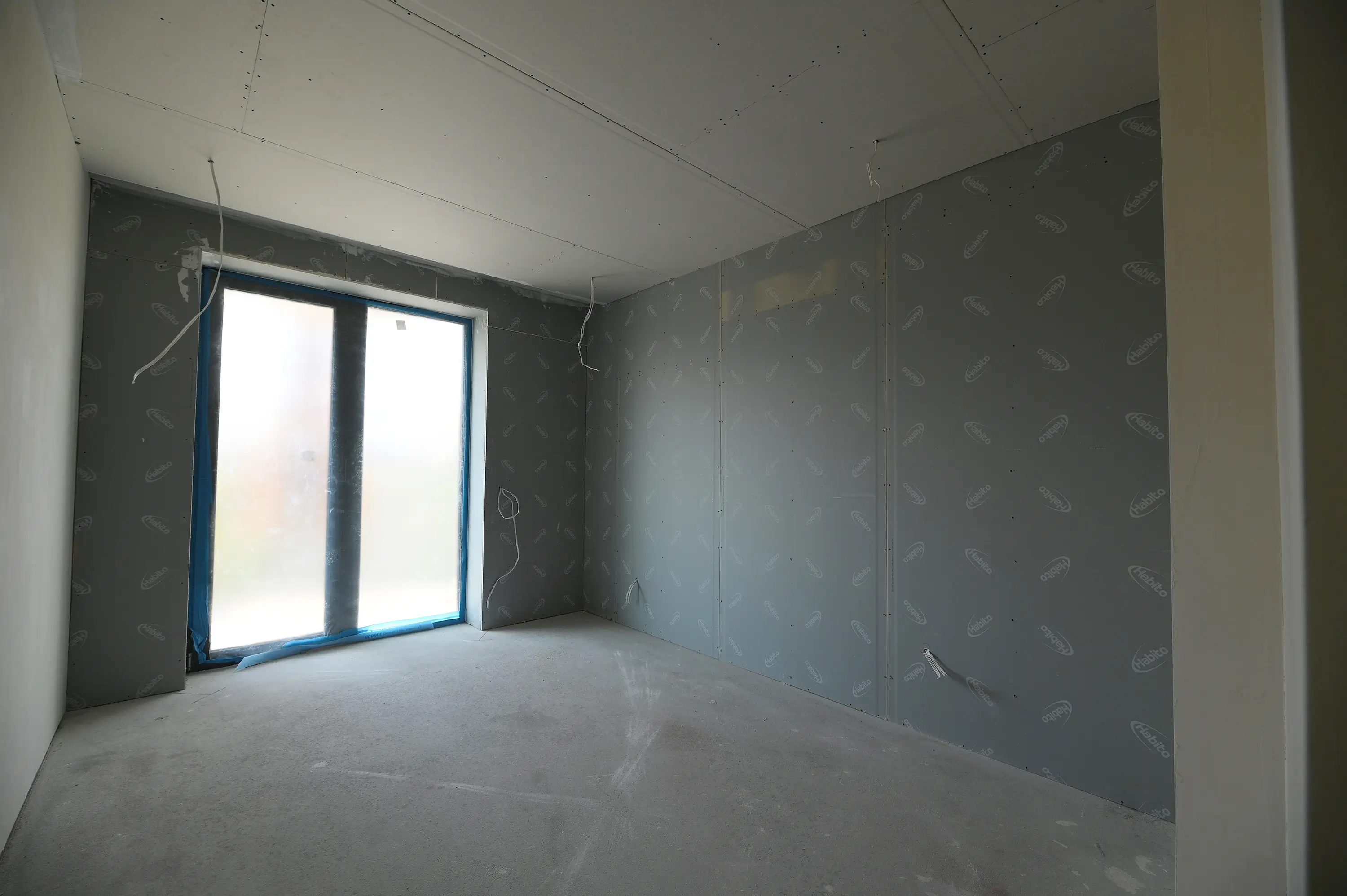 Șantier Bravy Apartments Clădirea A - Placare gips-carton pe zidărie și poziționarea instalațiilor electrice în cameră