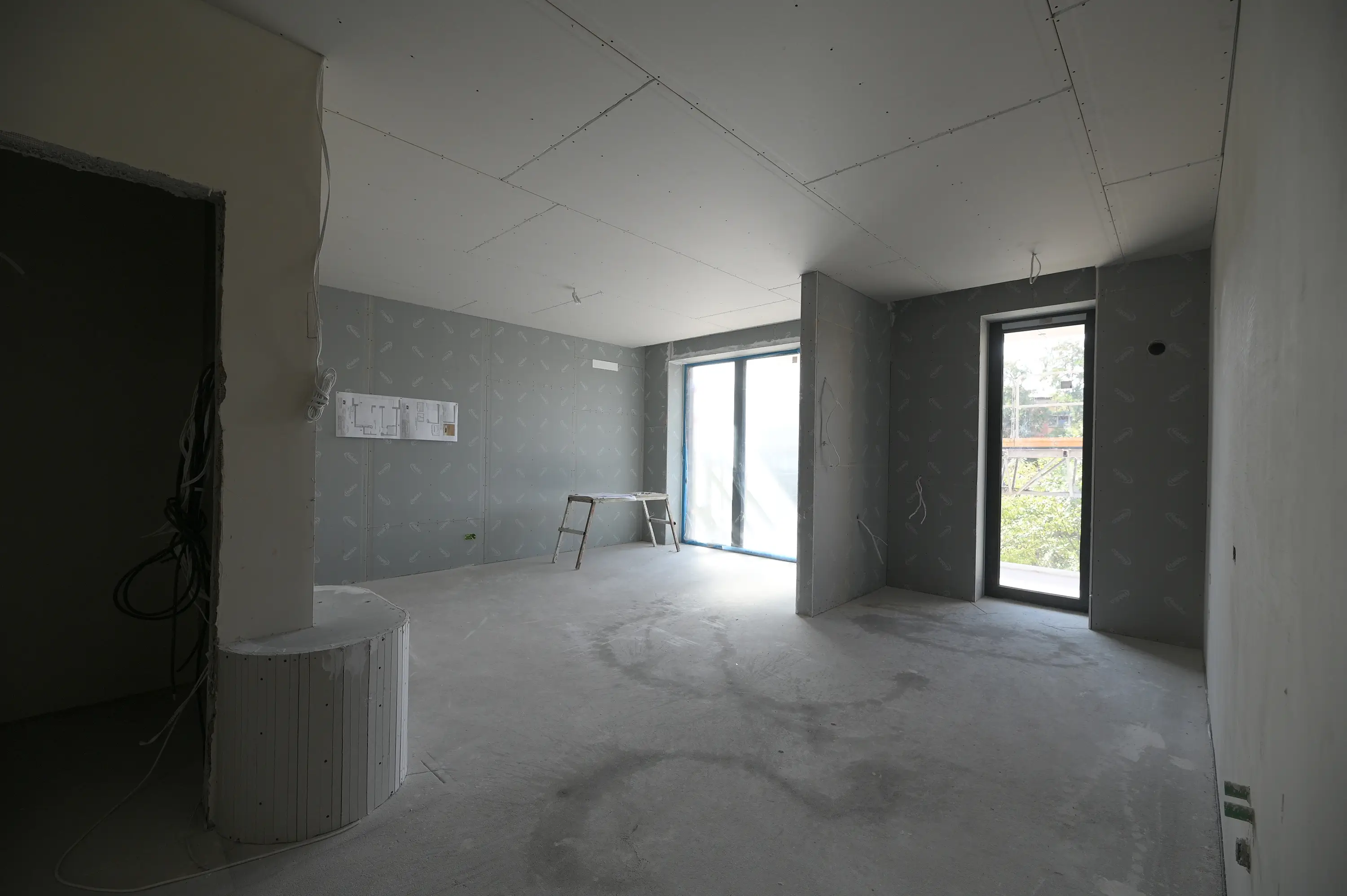 Șantier Bravy Apartments Clădirea A - Aplicare gips-carton pe zidărie și montaj tavane living, cu instalațiile deja poziționate