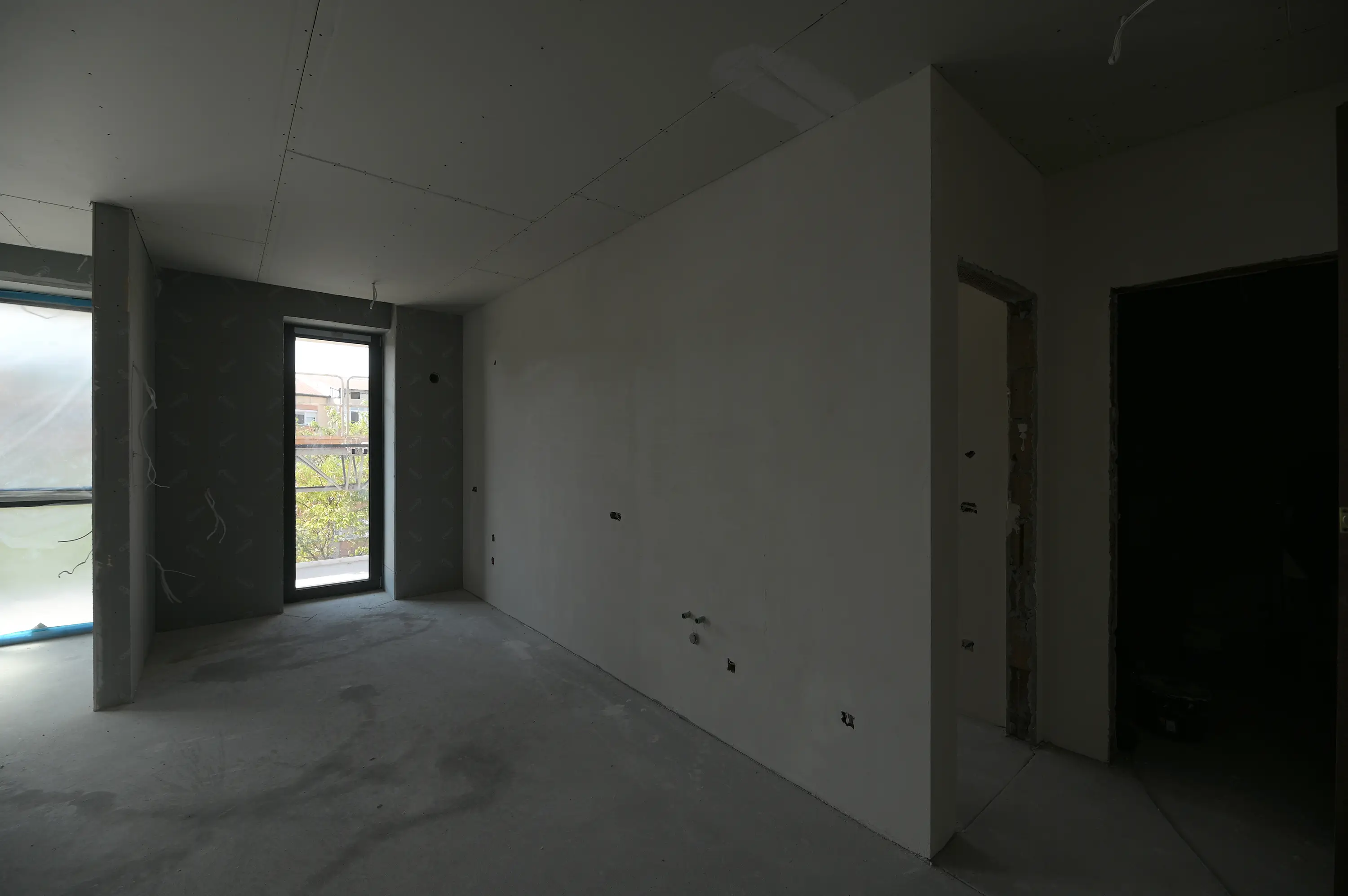 Șantier Bravy Apartments Clădirea A - Aplicare gips-carton pe zidărie living, cu instalațiile trase și poziționate