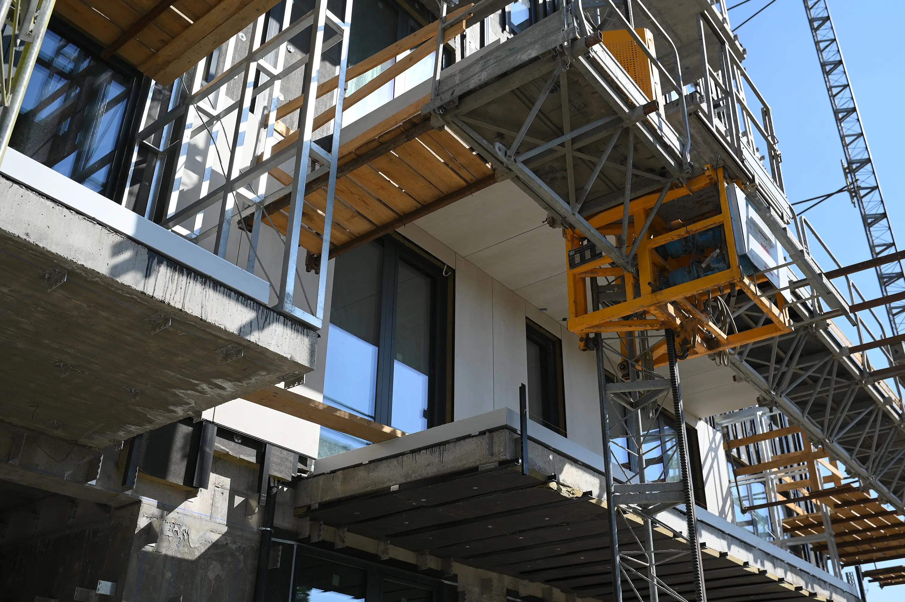 Șantier Bravy Apartments Clădirea A - Montare panouri fațadă ventilată și execuție detalii terasă